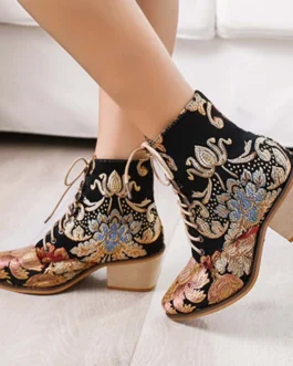حذاء نسائي أنيق كبير الحجم بمقدمة مدببة مطرز برباط بطول الكاحل وكعب عريض